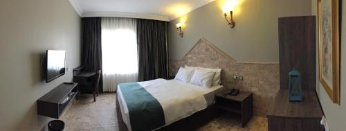 乔尔卢Grand Park Hotel Corlu的酒店客房设有床和窗户。