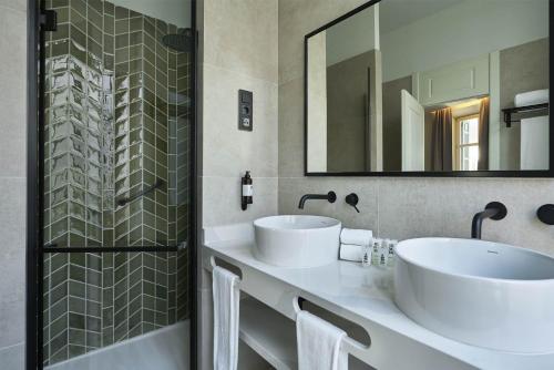 马拉加Vincci Larios Diez的一间带两个盥洗盆和淋浴的浴室