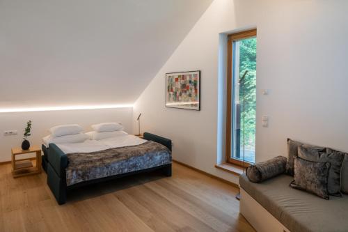 steiRerBLiCke - Domizil Vochera am Weinberg mit Pool的一间卧室配有一张床和一张沙发
