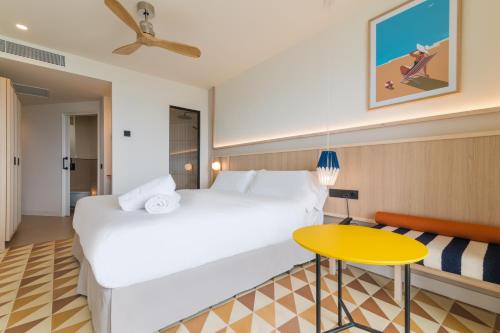 卡拉费尔Akquaaa Boutique Hotel的酒店客房设有一张大床和一张黄色的桌子。