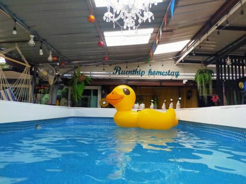 曼谷Ruenthip Homestay的坐在游泳池里的黄橡皮鸭