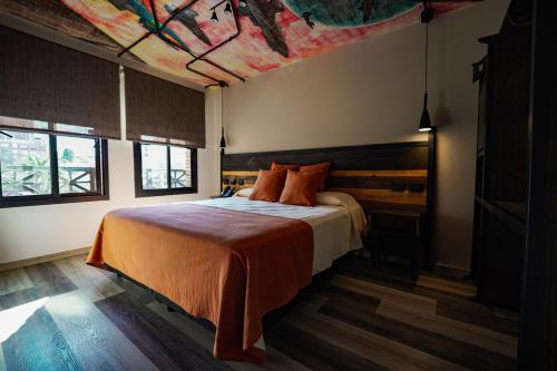 维拉卡洛斯帕兹Terra Firma Hotel Boutique的一间卧室配有一张天花板上绘画的床