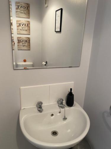 考文垂Coventry City Centre townhouse with private parking的浴室设有白色水槽和镜子