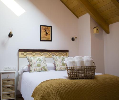 TorrebarrioVente a Babia的一间卧室,配有一张带篮子的床