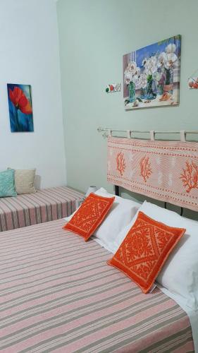 维拉西米乌斯4 stagioni的两张带橙色和白色枕头的床