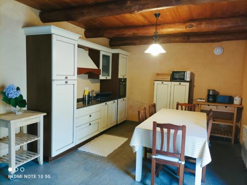 卢戈Apartamento Láncara的厨房配有桌子和桌椅