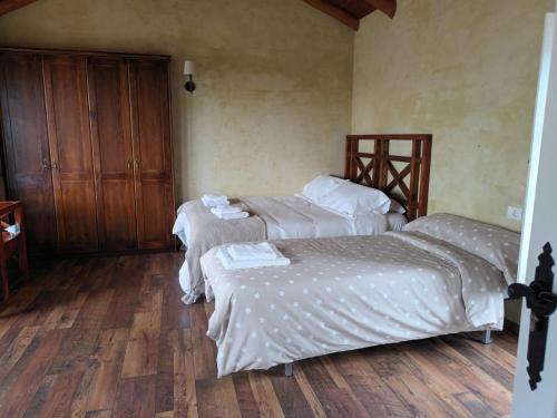 卢戈Apartamento Láncara的铺有木地板的客房内的两张床