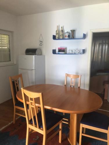 万塔西西House Oceano的厨房配有木桌和椅子
