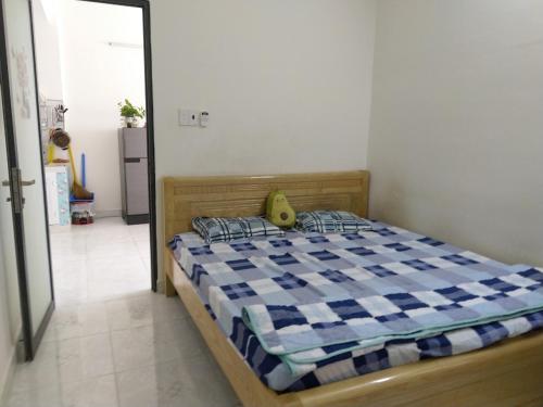 Thôn Mỹ PhướcThao Nguyen Homestay的一间卧室,床上有黄鸭