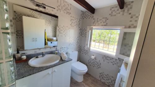 圣弗朗西斯科哈维尔CA NA CATALINA DEN ANDREU的一间带水槽和卫生间的浴室以及窗户。