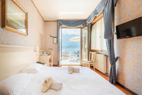利莫内-苏尔加达Hotel Le Palme的酒店客房设有两张床和一个阳台。