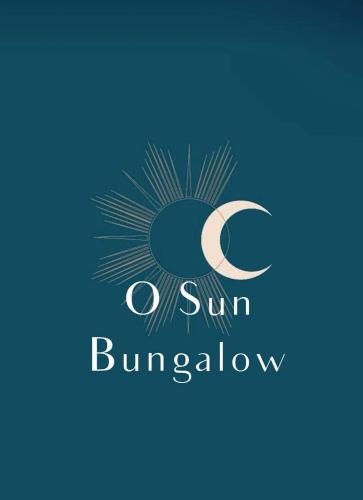 圣勒OSun Bungalow的蓝色背景的太阳和月亮标志