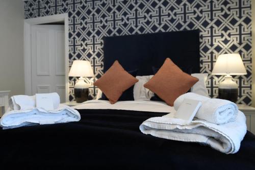 巴姆博格维多利亚酒店的一间卧室配有一张大床和毛巾