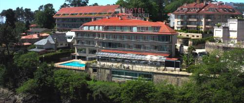 桑亨霍圣森索塔拉索大酒店的一座红色屋顶和游泳池的建筑