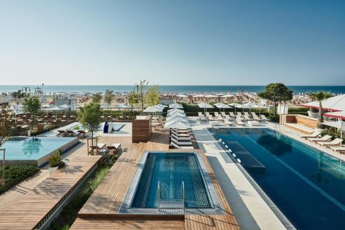 利多迪耶索罗福克斯坦恩耶索洛酒店&Spa的海滩度假村的游泳池景