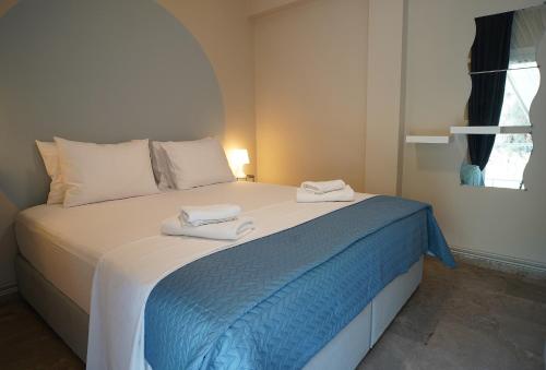 SkriperónAntàma Apartments的一间卧室配有一张床,上面有两条毛巾