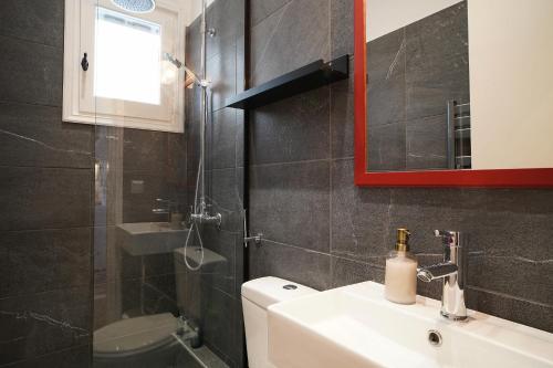 SkriperónAntàma Apartments的一间带水槽、卫生间和镜子的浴室