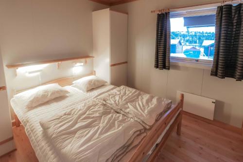 特吕西尔Fagertoppen 12B的卧室配有一张大白色床和窗户