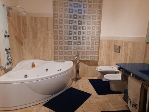 蒙特西尔瓦诺Casa Sole & Luna的浴室配有白色浴缸和卫生间。
