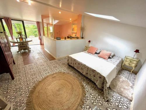 维勒克罗兹La Bergerie Barbebelle的一间卧室配有一张床和一张大地毯