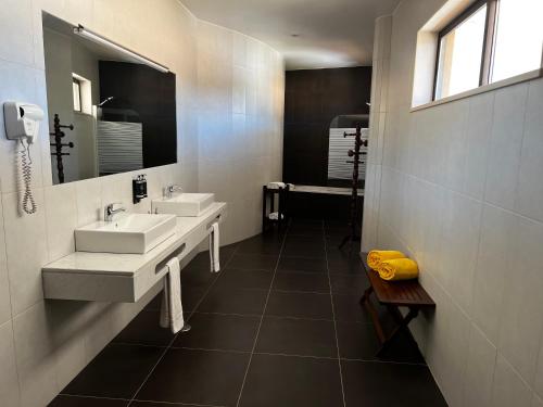 阿尔沃尔Foz Club - Algarve的一间带两个盥洗盆和大镜子的浴室