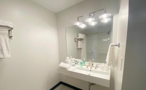 Rivers Rest Resort的白色的浴室设有水槽和镜子