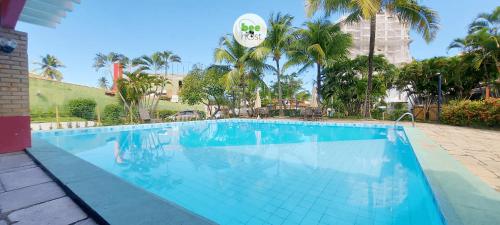 萨尔瓦多COPDS0104 - Tranquilidade em condomínio particular的一座游泳池,上面有飞盘