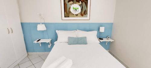 萨尔瓦多COPDS0104 - Tranquilidade em condomínio particular的蓝色和白色的小房间中的一张床位