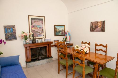 拉维罗IL NIDO DEGLI ANGELI的一间带桌子和壁炉的用餐室