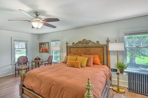 SavannaHistoric Illinois Home Near Mississippi River的一间卧室配有一张大床和吊扇