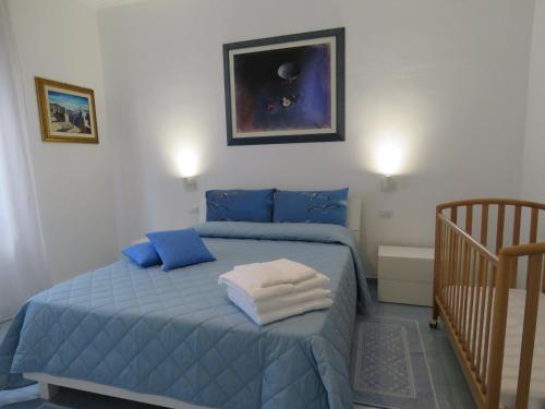 托尔托利Casa vacanze Aurora Tortolì的一间卧室配有蓝色的床和蓝色枕头