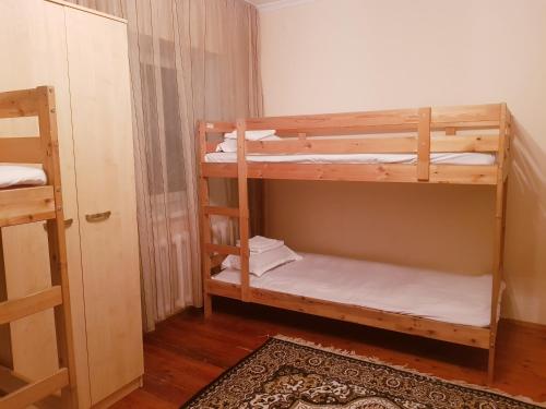 阿拉木图Hostel 888的客房设有两张双层床和衣柜。