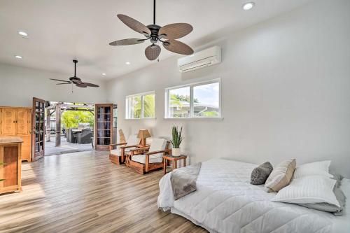 凯卢阿Sunny Kailua Home with Covered Lanai 1 Mi to Beach!的一间卧室配有一张床和吊扇