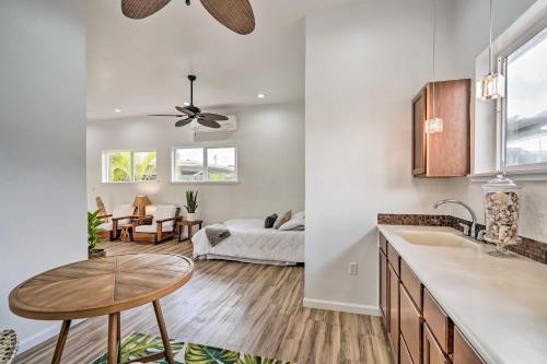 凯卢阿Sunny Kailua Home with Covered Lanai 1 Mi to Beach!的厨房以及带桌子和沙发的客厅。