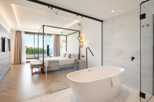 维戈Attica21 Vigo 4 Superior的带浴缸的白色浴室和卧室
