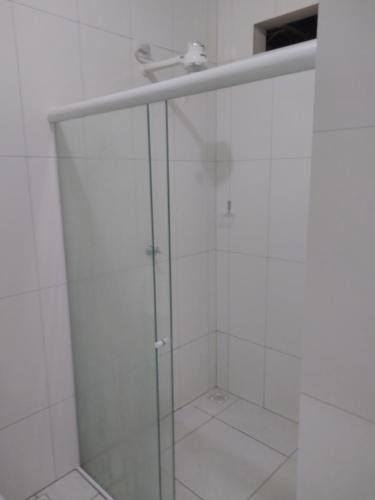 马拉戈日Mandala Hostel Maragogi Oficial的带淋浴的浴室和玻璃门