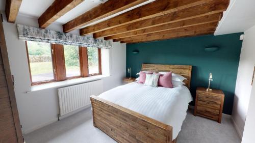 斯基普顿The Gamekeeper's Inn的一间卧室设有一张大床和绿色的墙壁