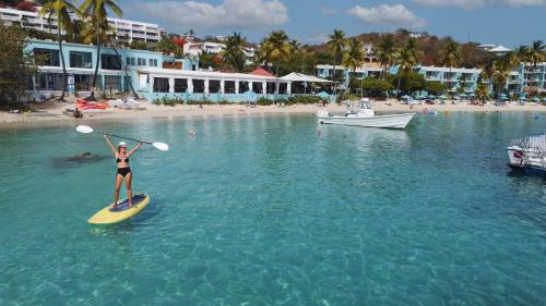 拿撒勒西克里特哈勃尔海滩度假酒店的水中一个在桨板上的女人