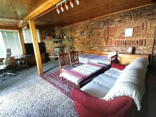 瓦尔纳Самостоятелна къща за гости на 10 минути от плажа的客厅设有一张床和一个壁炉