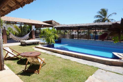 伊塔雷马Casa Nomade的一个带游泳池和桌椅的度假村
