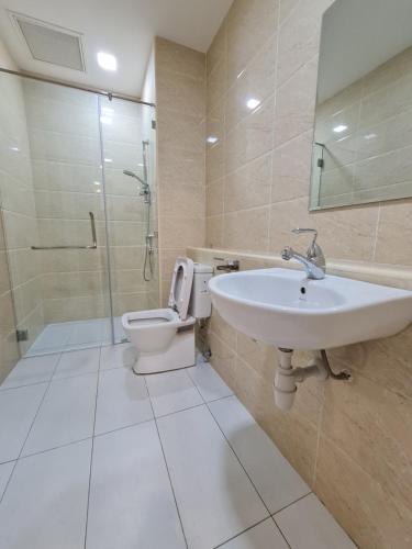 吉隆坡Amazing City View - KL ONE RESIDENCE by Ai Smart Home的浴室配有卫生间、盥洗盆和淋浴。