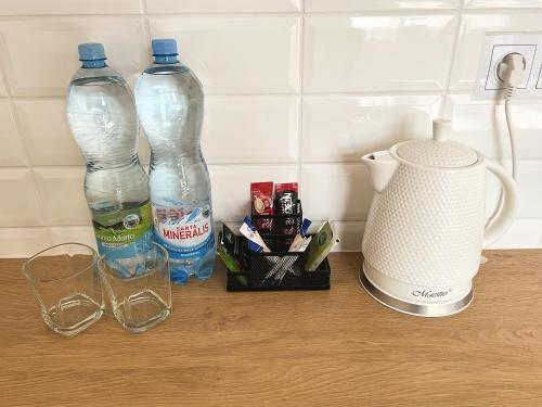 卡托维兹White Apartments的2瓶水和台面上的搅拌机