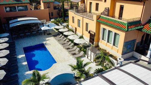 圣维森特-德蒙塔尔特AB BOUTIQUE HOTEL - Adults only的享有度假村的空中景致,设有游泳池和遮阳伞