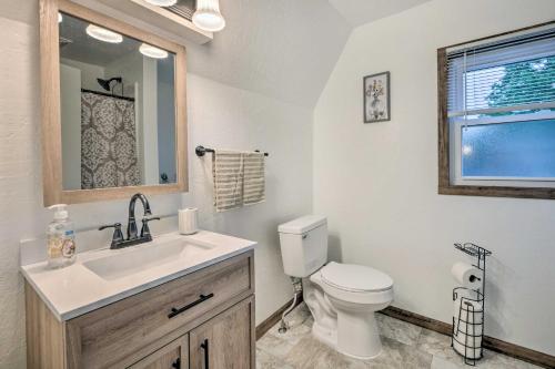 米勒斯堡The Shady Cottage Millersburg Getaway with Deck的一间带卫生间、水槽和窗户的浴室