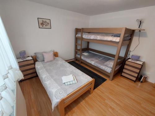 NedelišćeSuite Elena的小房间设有床和双层床
