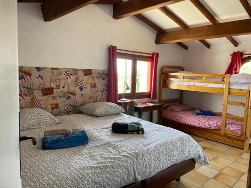 欧布纳Villa Lazuel, piscine privative chauffée, vue panoramique et jardin clos的带两张双层床的客房中的两张床