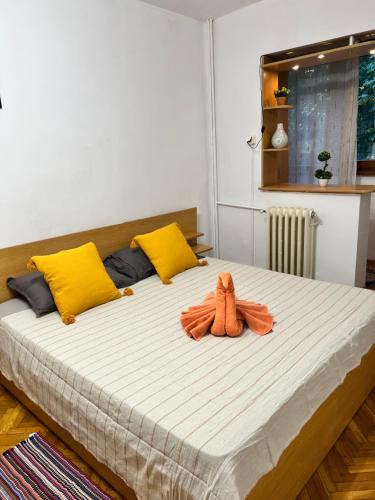 阿拉德Miha modern and central apartament Malul Mureșului的床上有种橙色的动物