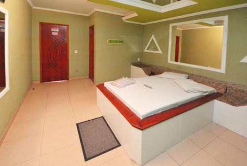 里约热内卢Caravellas Hotel的一间卧室设有一张床和一扇红色的门