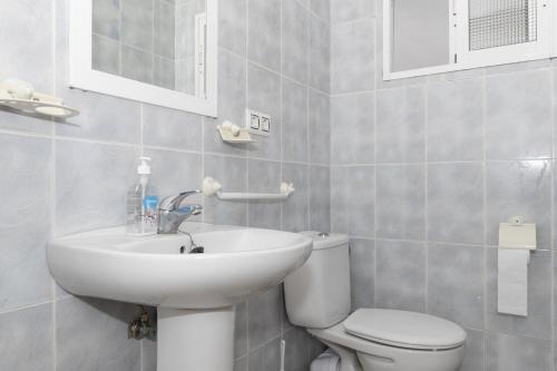 库列拉Estirpe, 4º-8的白色的浴室设有水槽和卫生间。