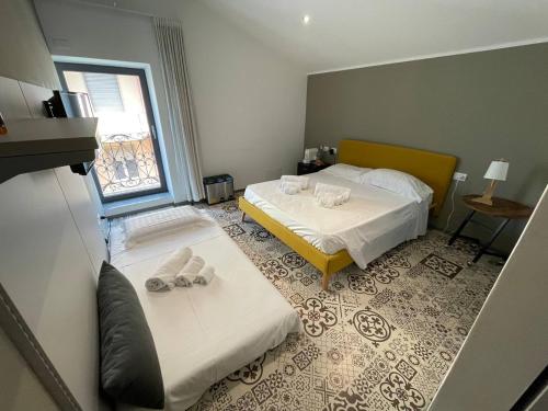 奥尔比亚Gaias Rooms的酒店客房设有两张床和窗户。